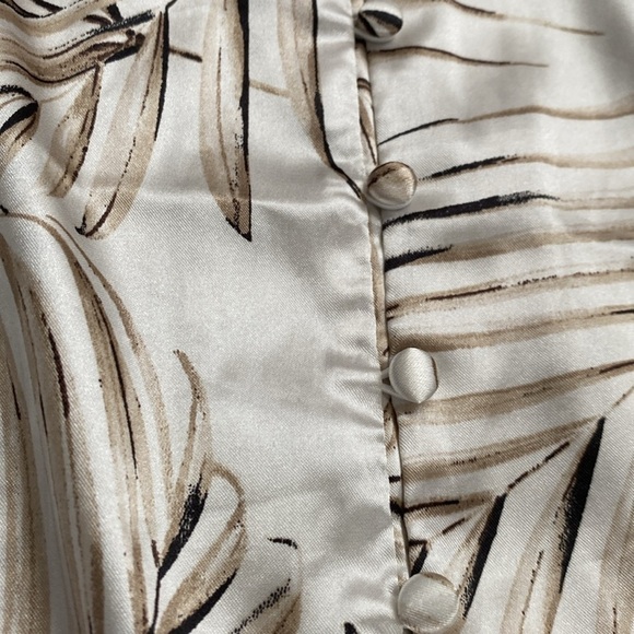 White House Black Market silky peplum blouse. - Picture 5 of 14